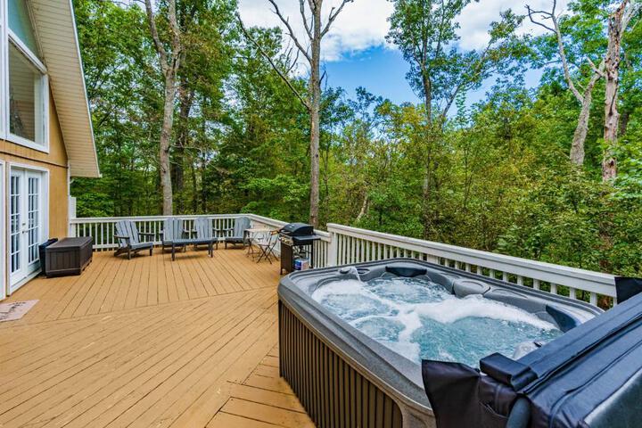 Hot Tub Fire Pit, Deck, Grill, WiFi, Dog-Friendly