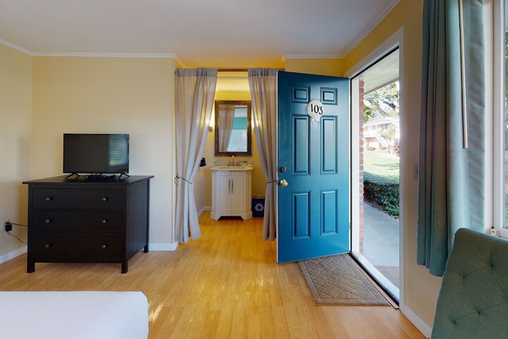 Breezeway Boutique Hotel