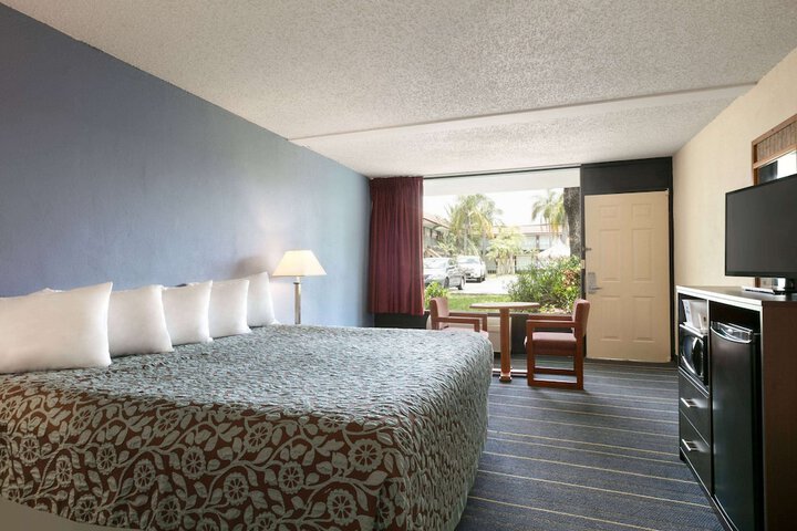 Room 8 of 30