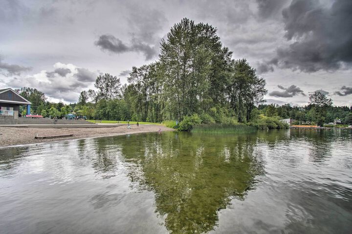 Charming Updated Retreat Walk to Lake Stevens!