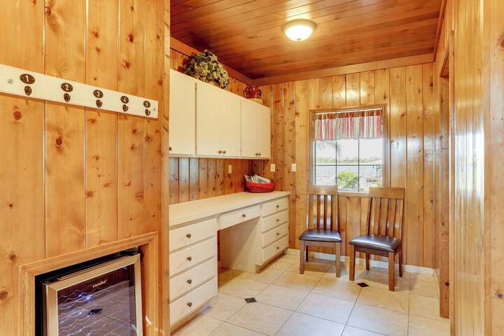 Lakefront Home w / Game Room Kayaks, & Fire Pit