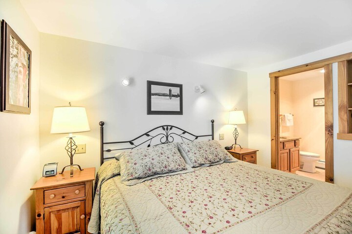 Inviting Ski-in / ski-out Condo at Jay Peak Resort!