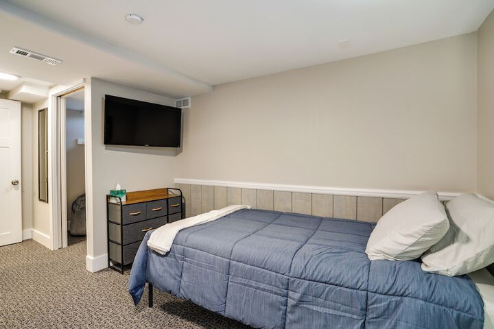 Inviting Minneapolis Vacation Rental w / Game Room!