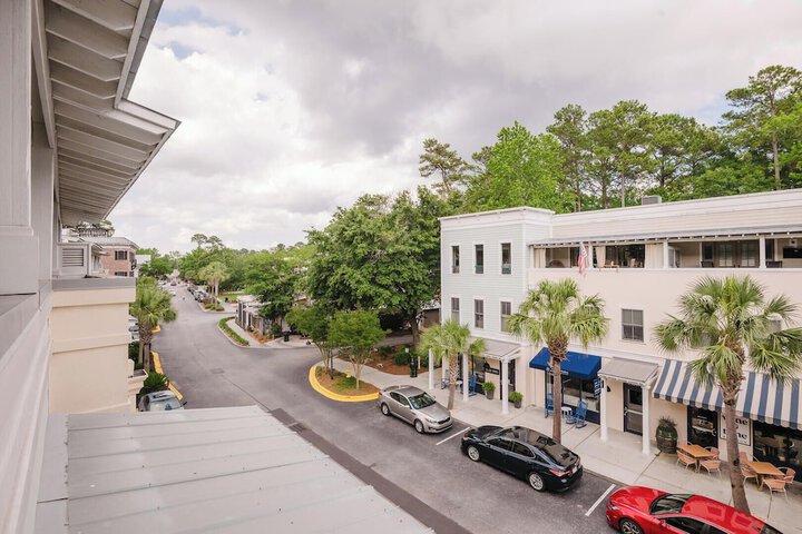 Lowcountry Landing! 3-story Townhouse in Old Towns Promenade
