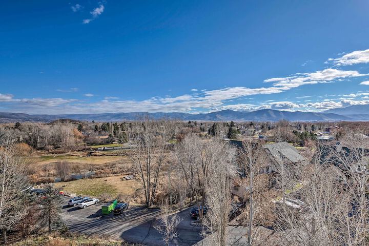 Large Cozy Midway Studio w / Mountain Views!