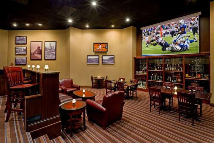 Lounge 53 of 57