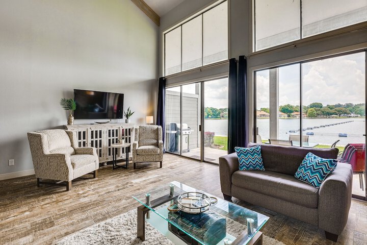 Beautiful Waterfront Condo on Lake Conroe w / Dock