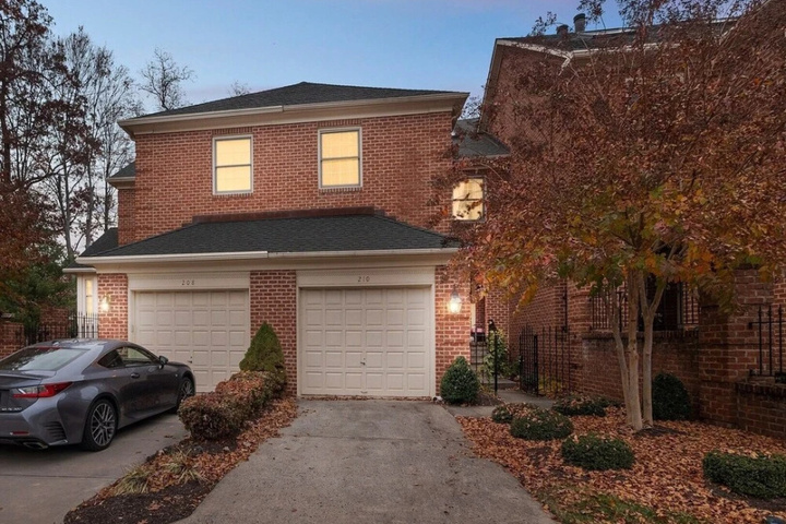 Beautiful Villa in The Heart of Historic Downtown Bel Air! 3 Bedroom Villa by Redawning