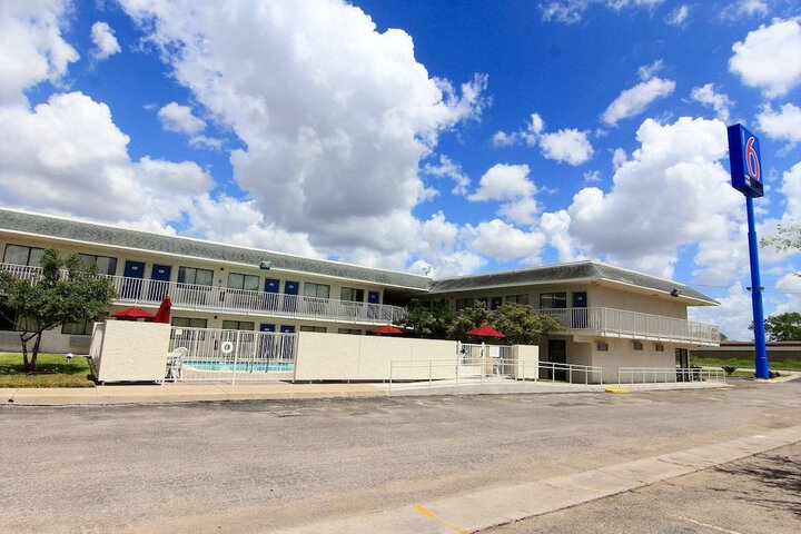 Motel 6 Kingsville TX