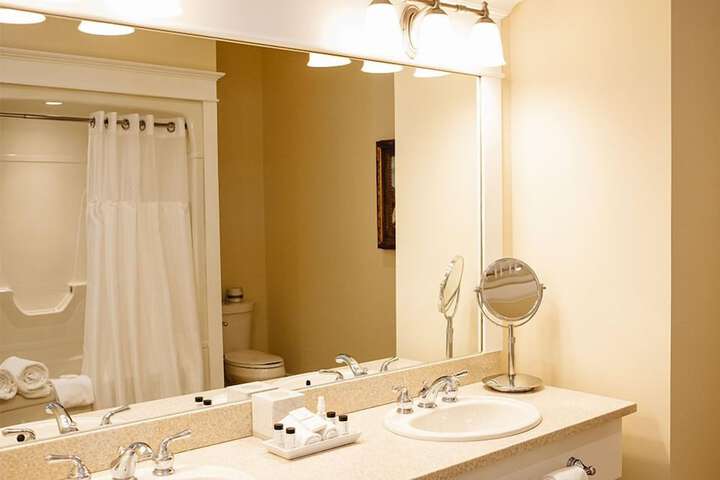 Riverbend Inn and Vineyard