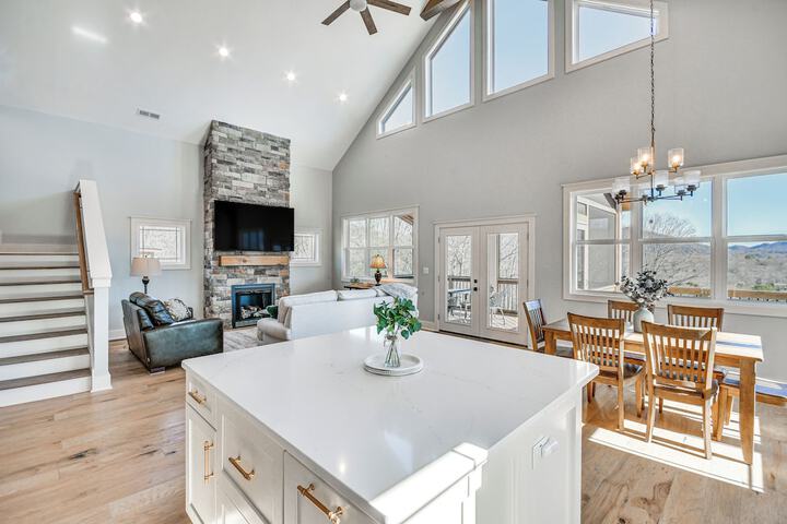 Newly Built Home w / Mtn Views in Black Mountain!