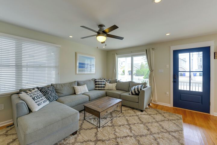 Avalon Vacation Rental w / Porch & Grill!