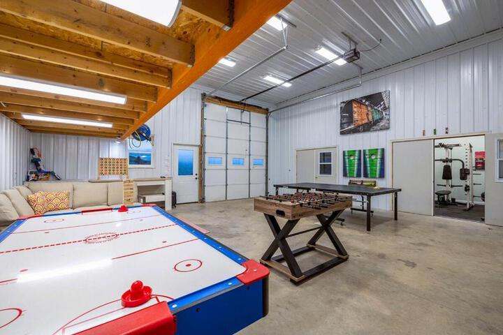 Black Hills Barndo-Hot Tub & Massage Chair