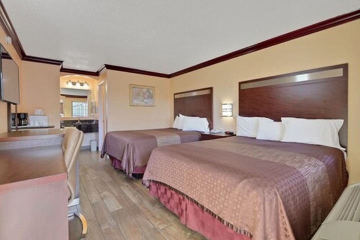 Americas Deluxe Inn