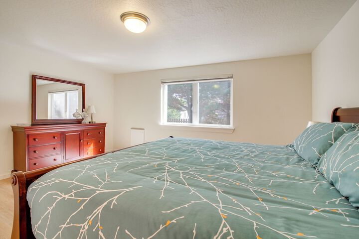 Spacious Bandon Getaway - 2 Blocks to Ocean!
