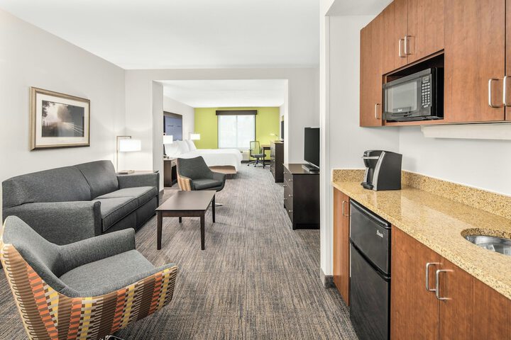 Holiday Inn Express & Suites Wilmington-Newark by IHG