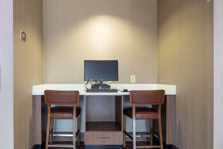 Holiday Inn Express & Suites Lenoir Cty by IHG
