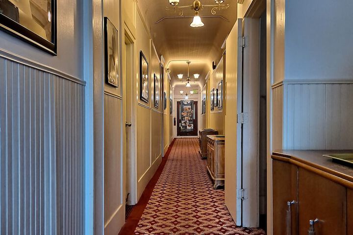 Van Gilder Hotel