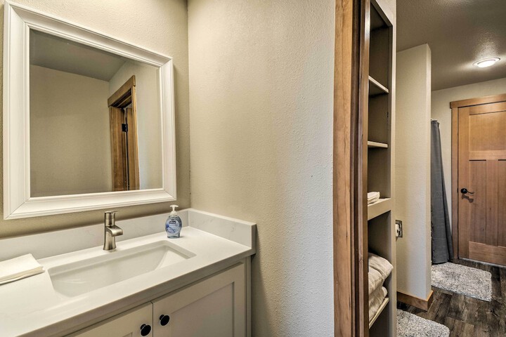 Luxurious Tacoma Retreat w / Quartz Countertops!