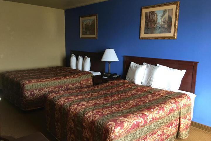 Econo Lodge Inn & Suites