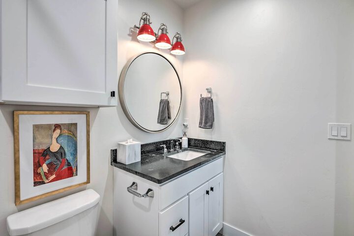 Vibrant Chic Home 20 Mi to Salt Lake City!