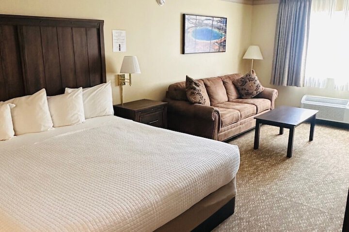 Yellowstone Lodge