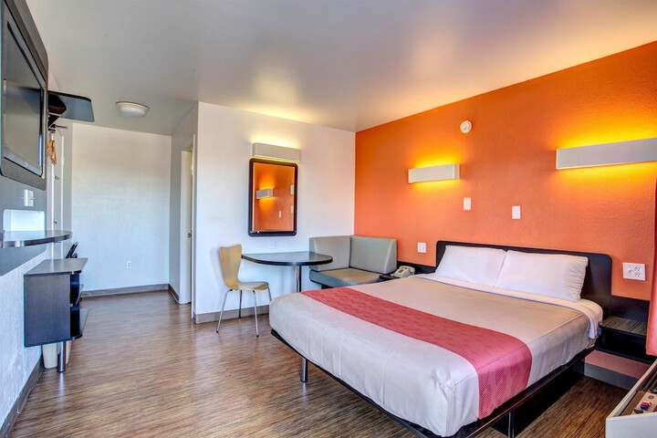 Room 9 of 33