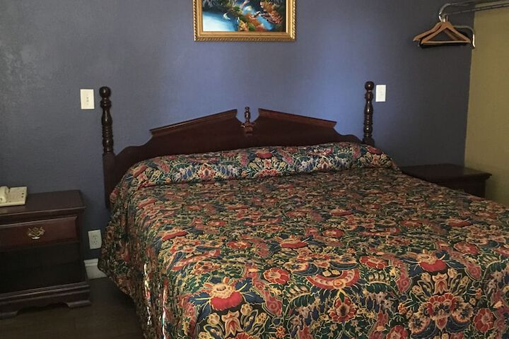 Room 10 of 32