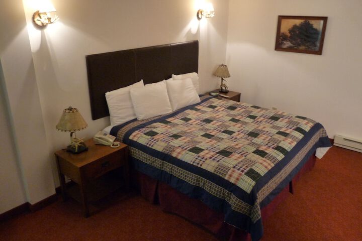 Riverbank Lodge