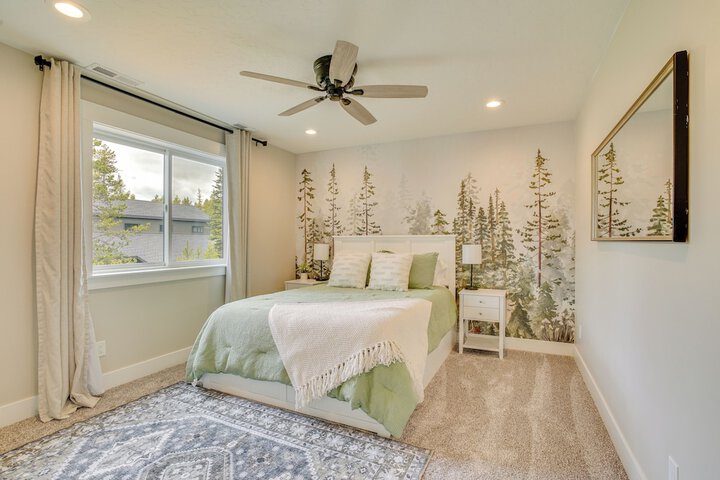 Spacious Donnelly Family Home w / Private Hot Tub!