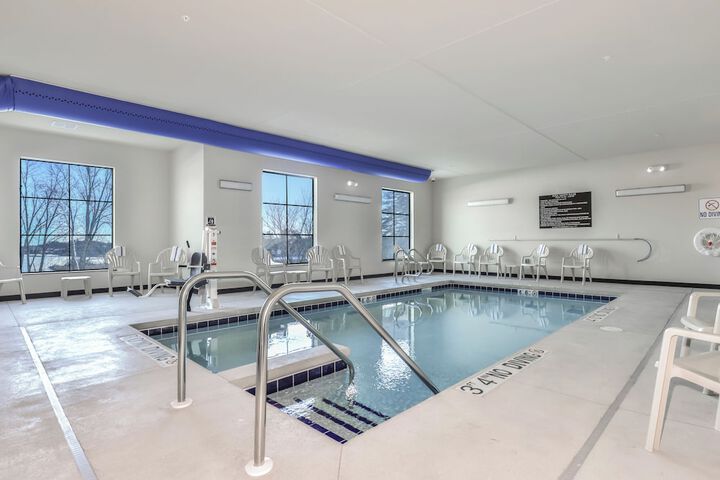 Cobblestone Hotel & Suites - Waukesha / West Milwaukee