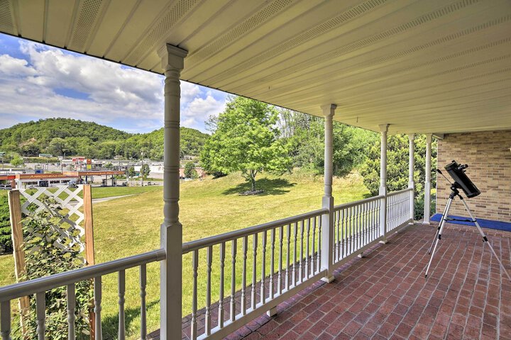 Bluefield Retreat w / Pool Table: Near Parks!