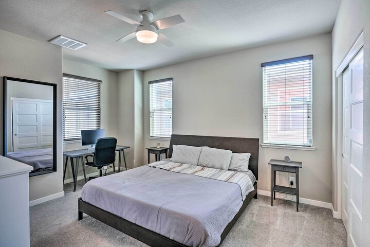Pet-friendly Elk Grove Retreat w / Balcony!