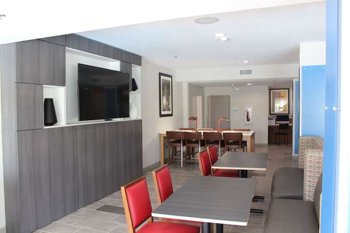 Holiday Inn Express & Suites Enterprise by IHG