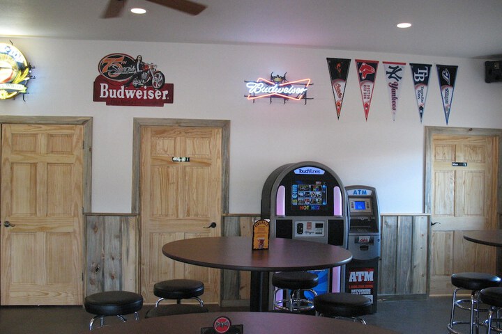 Lounge 11 of 21