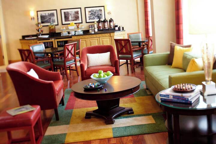 Lounge 36 of 43