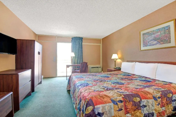 KNIGHTS INN WHEELING
