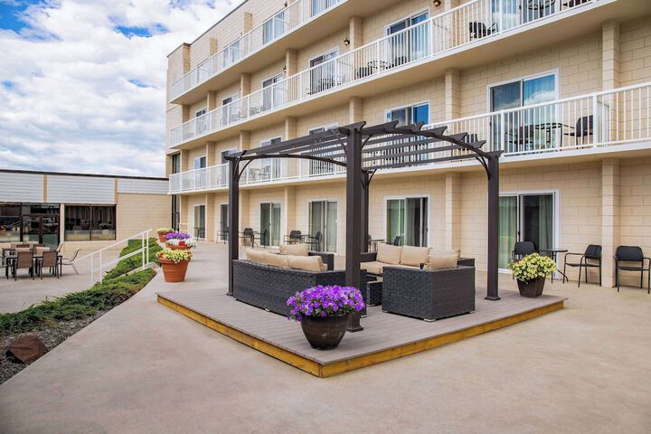 Hotel Exterior 45 of 46