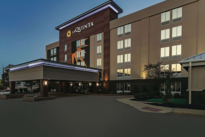 La Quinta Inn & Suites by Wyndham Cleveland Airport West