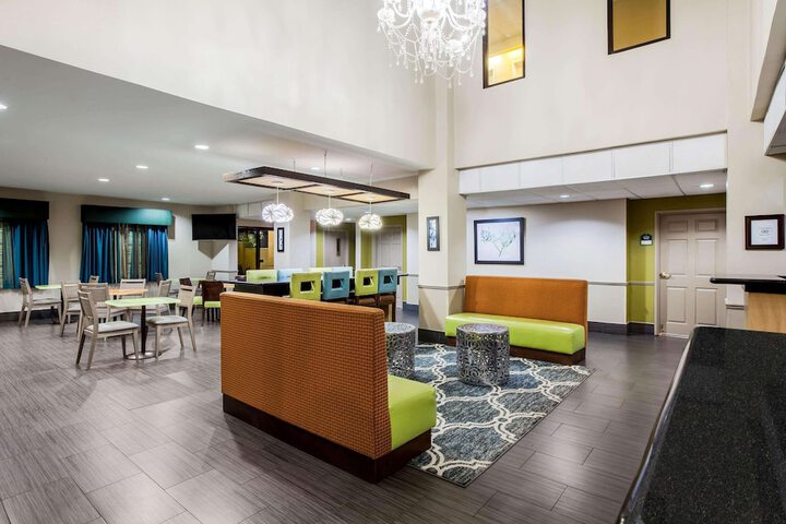 La Quinta Inn & Suites by Wyndham Pasadena