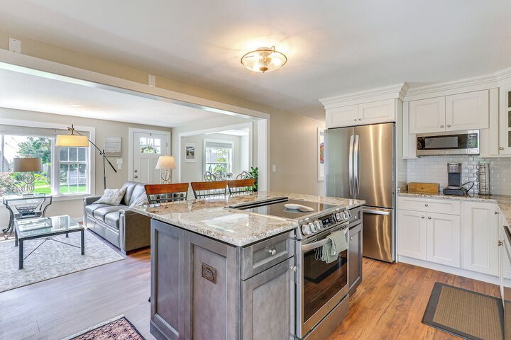 Old Saybrook Home w / Screened Porch & Ocean View!