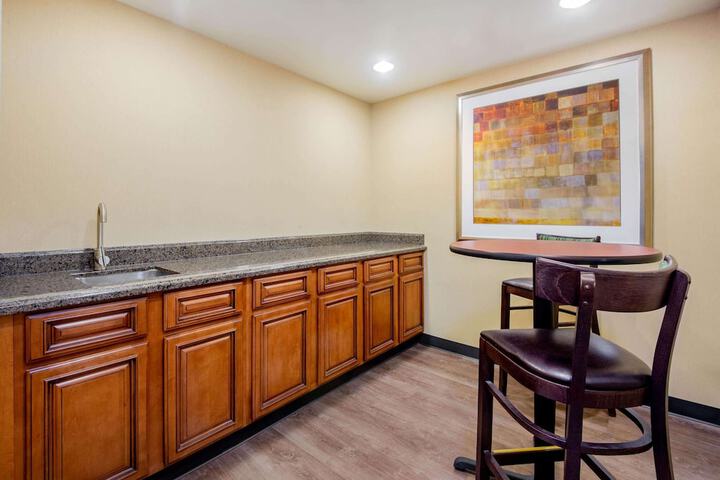 La Quinta Inn & Suites by Wyndham Bel Air / I-95 Exit 77A