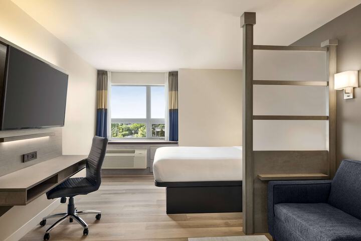 Room 9 of 42
