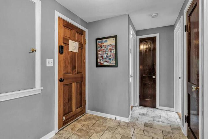 Gorgeous 2 Queen Bedroom Apartment in North Buffalo with 70 inch TV