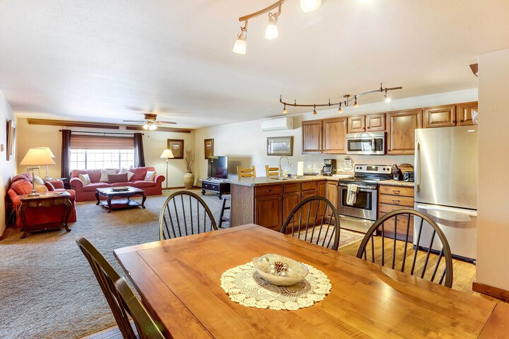 Centrally-located Deadwood Apt w / Mountain Views!