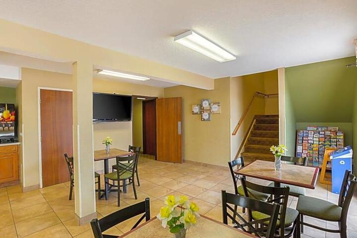 Rodeway Inn & Suites