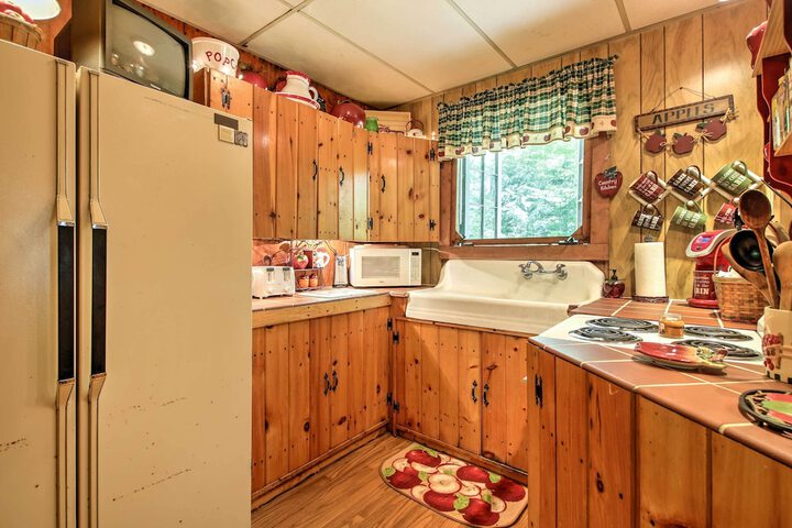 Pet-friendly Cabin w / Fire Pit BBQ & Great Deck!