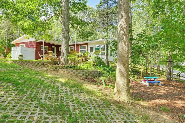 Walk to Beach: Long Island Wine Country Home!