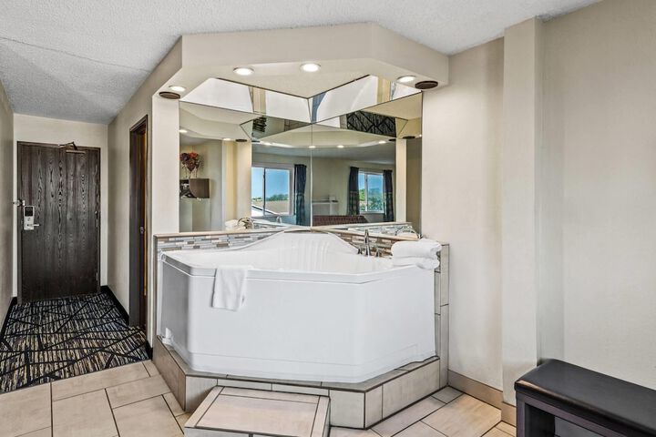 Super 8 by Wyndham Independence Kansas City