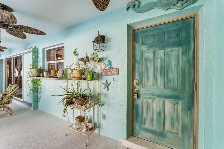 Breezy Englewood Condo w / Community Pool!